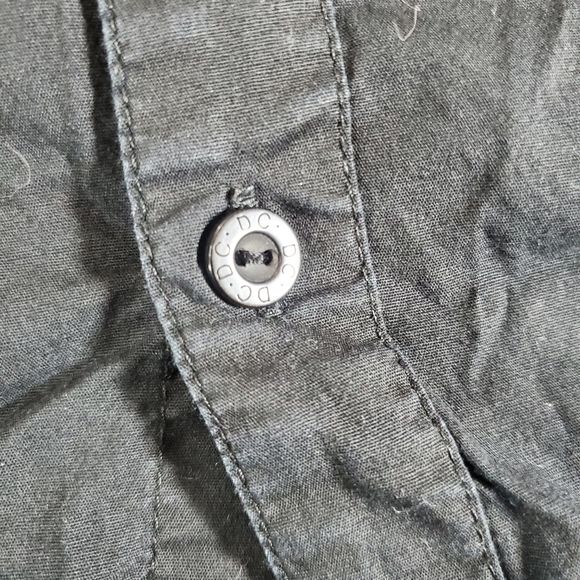 Mens black DC Shoes button up shirt. Medium. - Picture 4 of 9